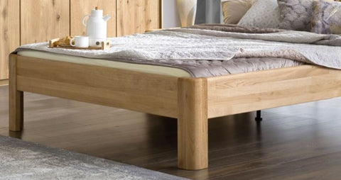 Modernes Designerbett Saint-Luise in Wildeiche mit extravagantem Kopfteil